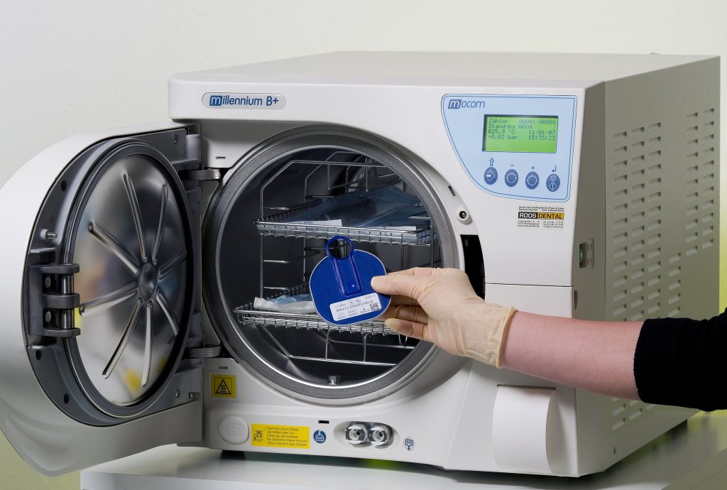 Eine SMU-LC wird in einen Sterilisator gelegt