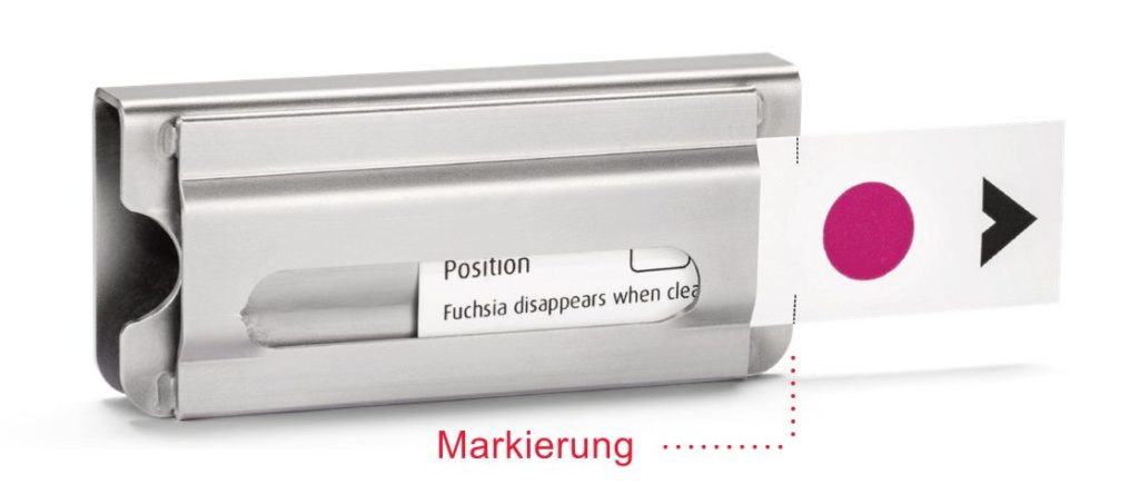 Ein bis zur Markierung eingelegtes Indikatorplättchen.